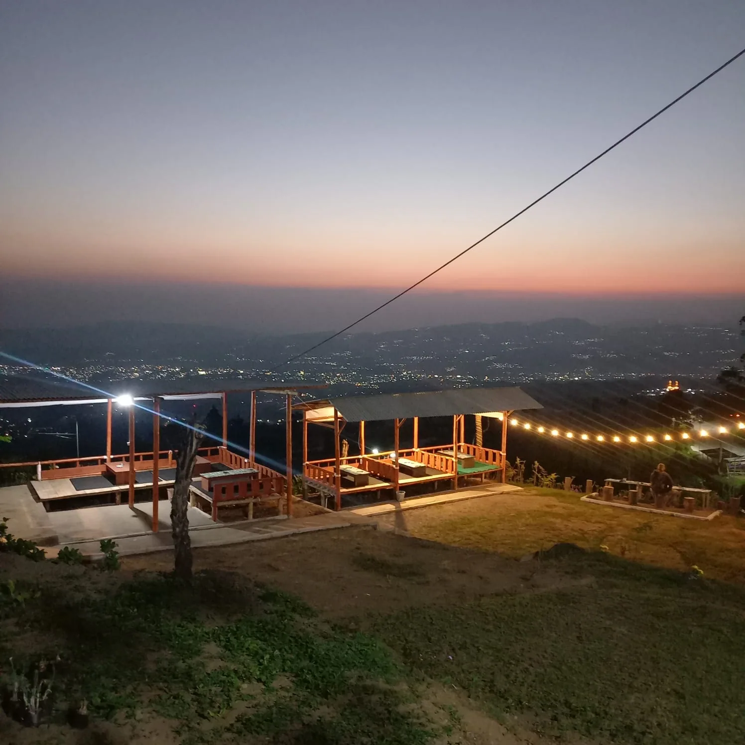 Foto asli area gazebo pada senja hari
